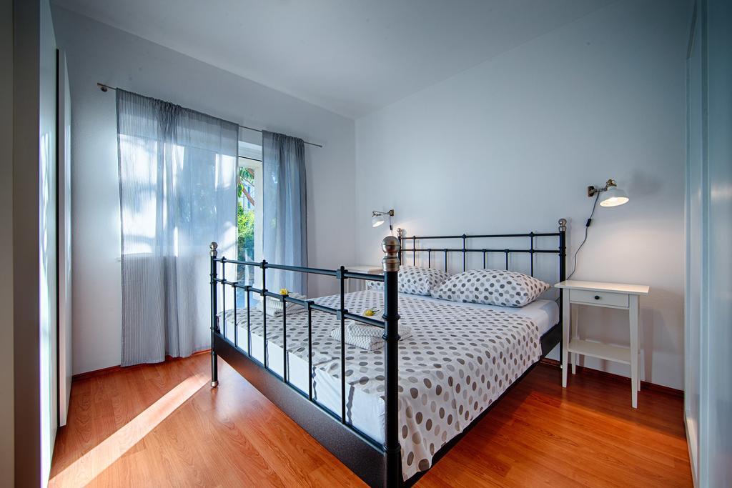 Apartments Zambarlin Komiza Room photo