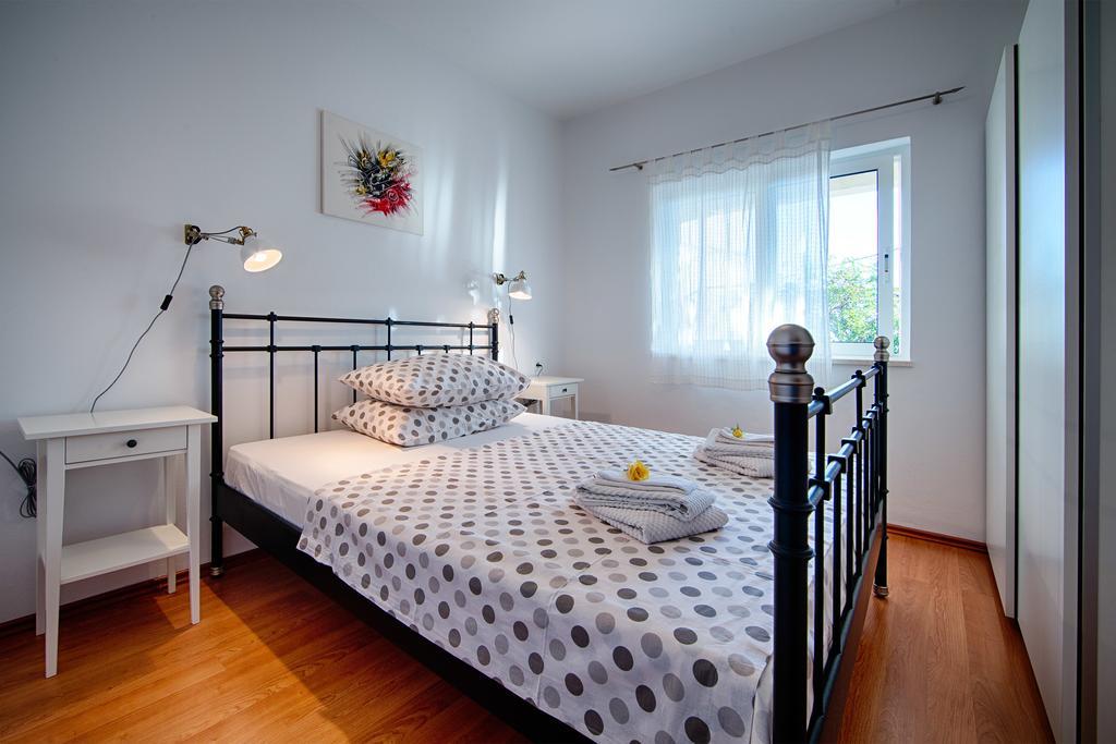 Apartments Zambarlin Komiza Room photo
