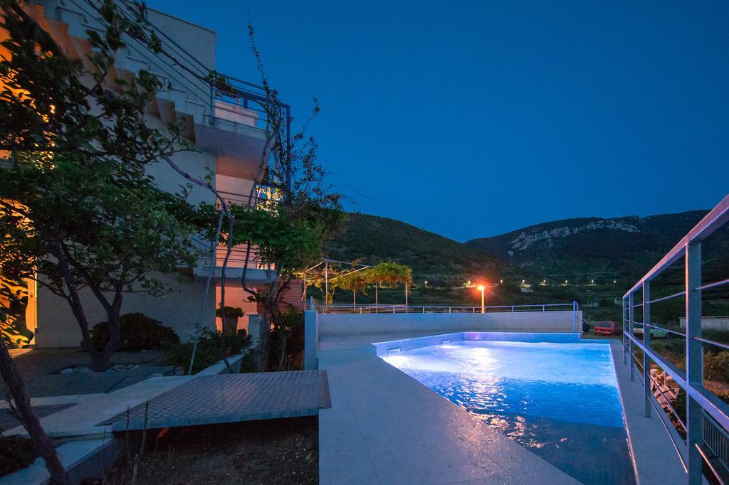 Apartments Zambarlin Komiza Exterior photo